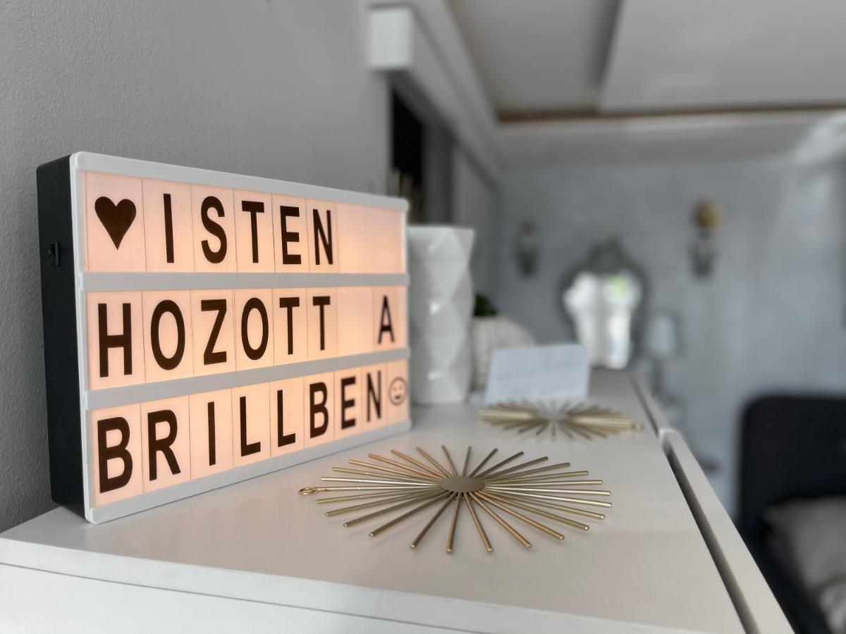 Little Brill Apartment Eger Bagian luar foto