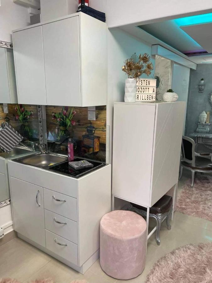 Little Brill Apartment Eger Bagian luar foto