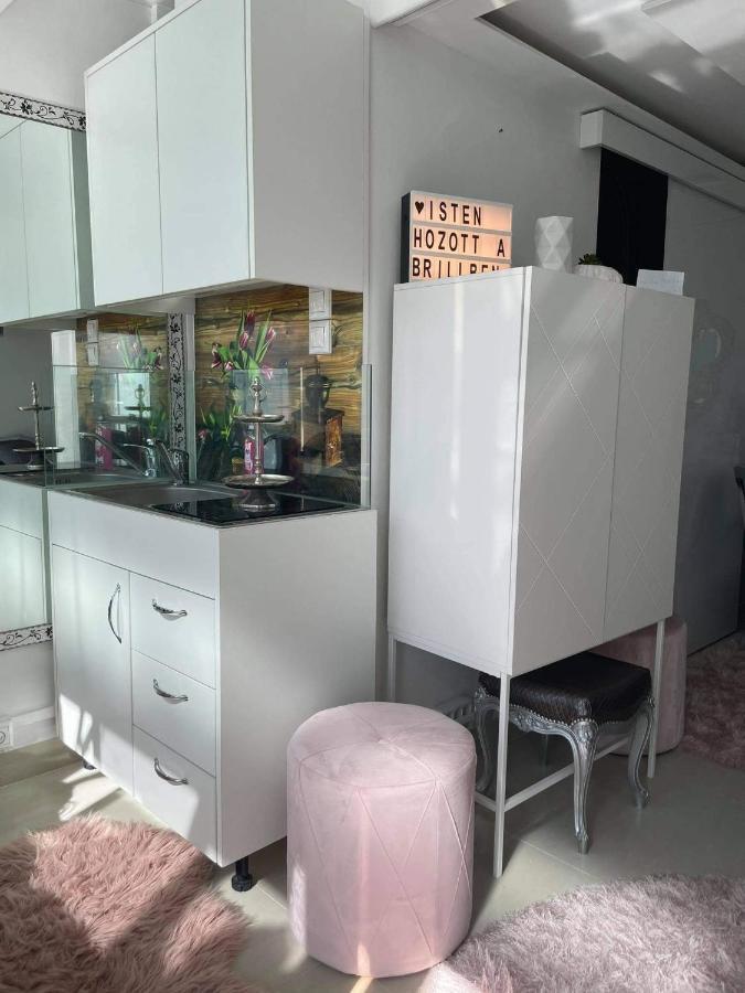 Little Brill Apartment Eger Bagian luar foto