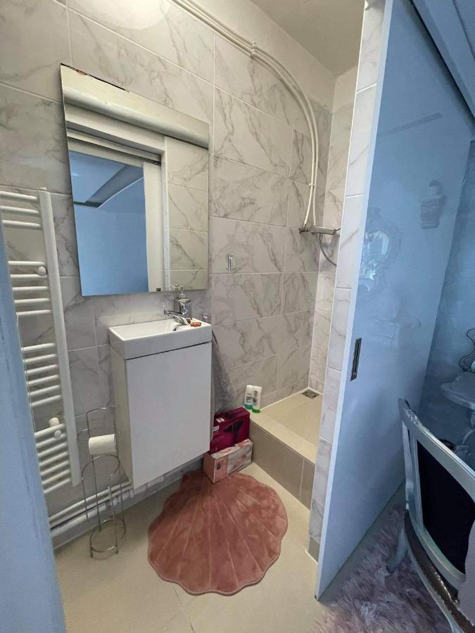 Little Brill Apartment Eger Bagian luar foto